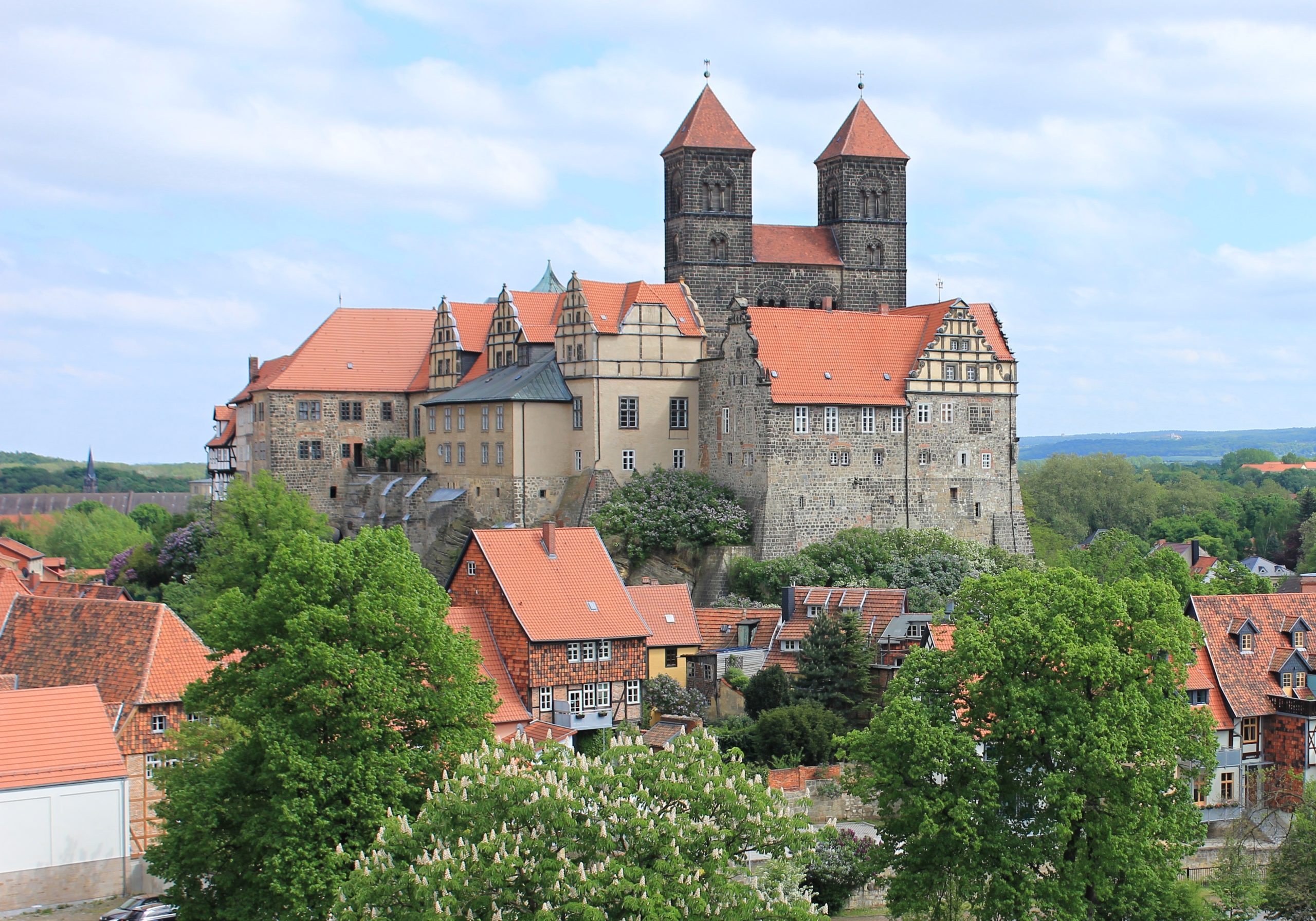 Quedlinburg_-_Schloss_und_Stiftskirche._Blick_vom_Münzenberg._IMG_1798WI